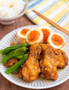 半熟卵もIN♪コクと旨味の中にスパイス香る「手羽元のカレー醤油煮」