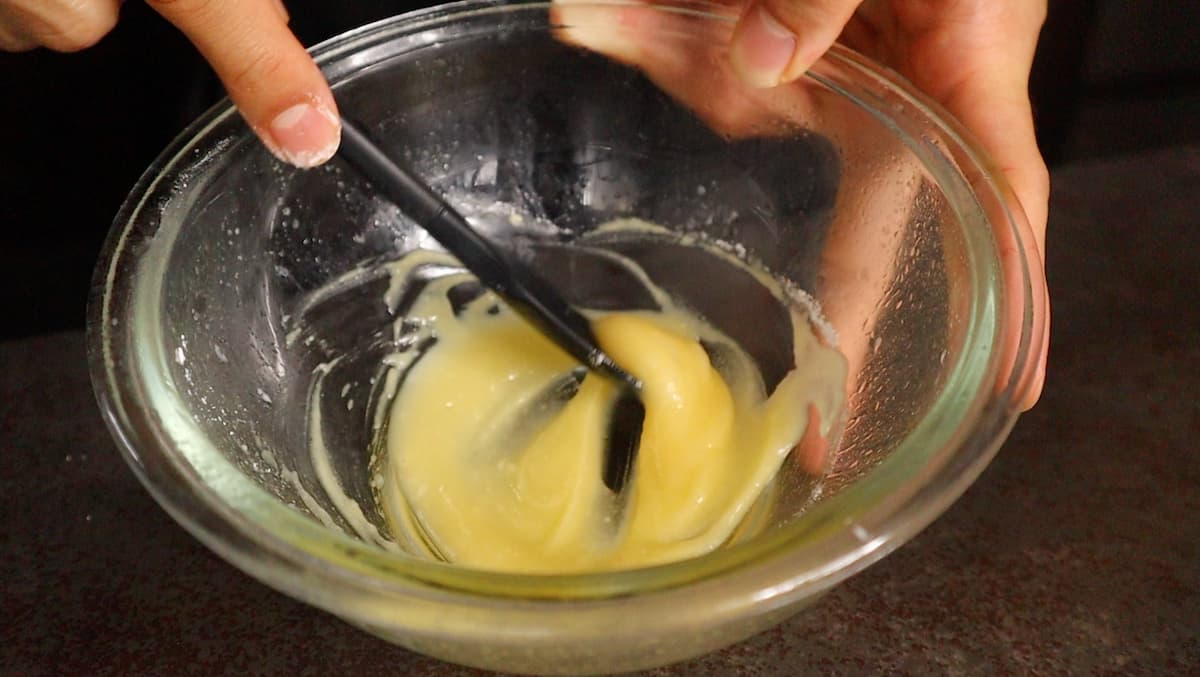 ホワイトライス　バターと薄力粉を混ぜ合わせる