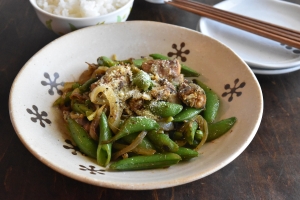 カレー風味が食欲そそる！「スナップエンドウとさば缶のカレー炒め」