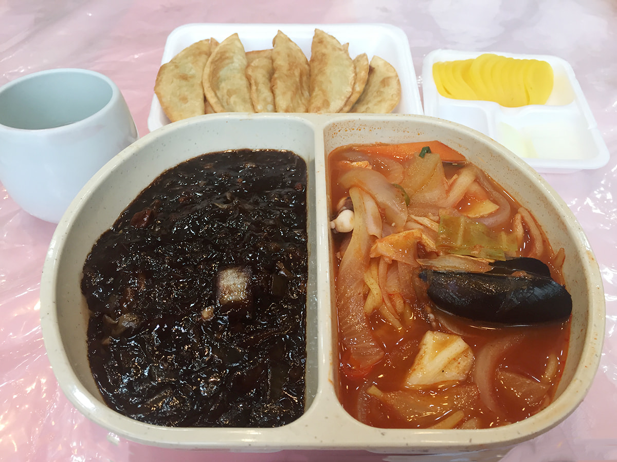 ジャージャー麺と海鮮チャンポンのハーフ＆ハーフ