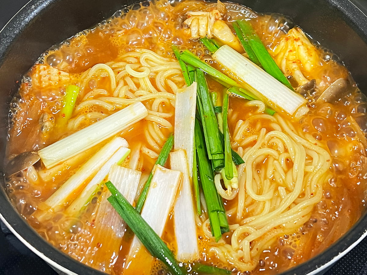 海鮮チャンポン・麺、ニラ、長ねぎをひと煮たち
