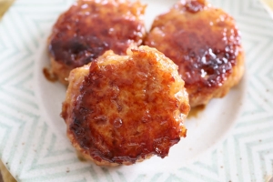 安い鶏ひき肉でおいしく食費節約♪「照り焼きチキンバーグ」