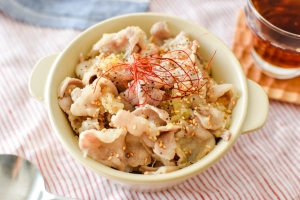 10分で作れてお腹も大満足！「塩豚丼」はひとりランチにも♪