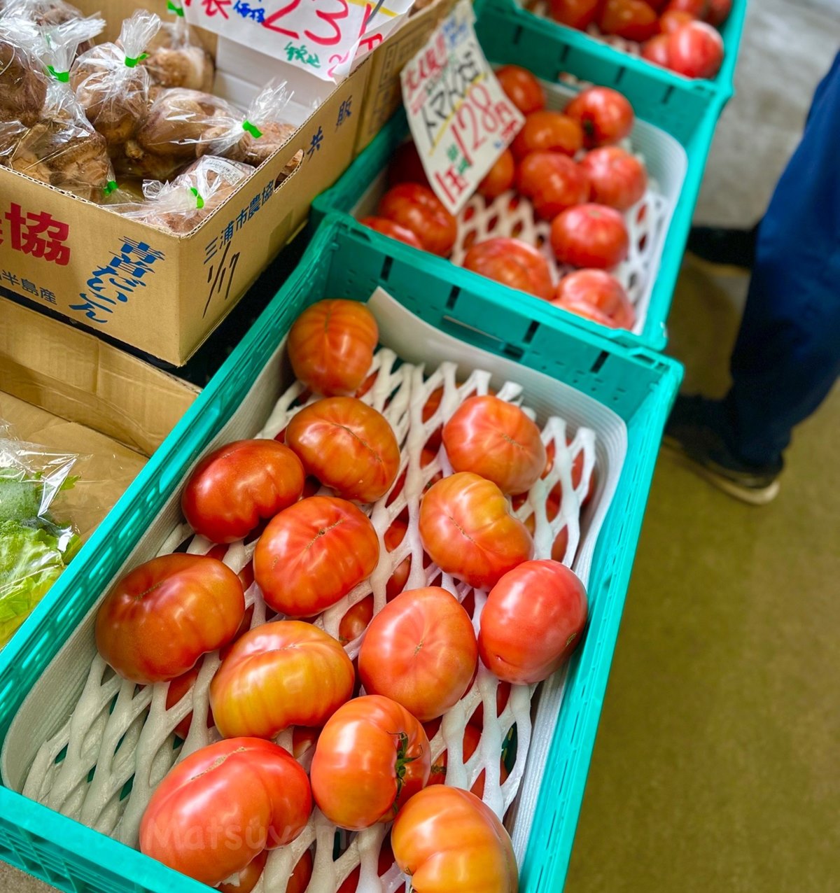 直売所の店頭に並ぶトマト