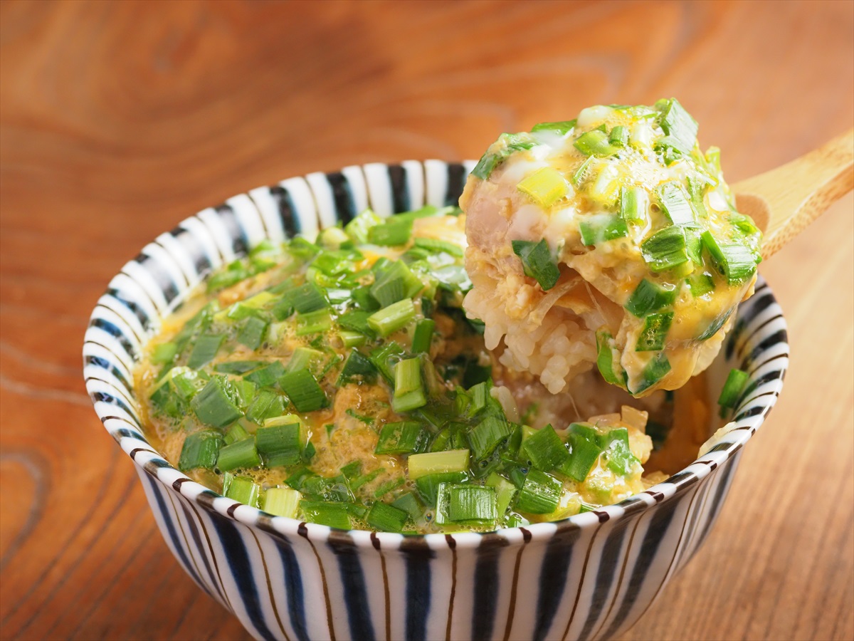 電子レンジでもふわふわに仕上がる！「にら玉親子丼」-筋肉料理人連載