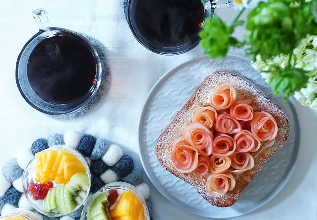 フルーツとパンで！簡単なのに優雅な「バラトースト」で朝ごはん♪