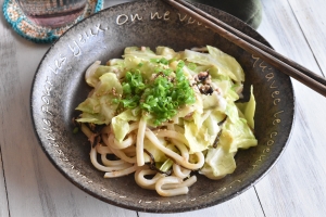 冷凍うどんで簡単♪旨味たっぷり「春キャベツとツナの塩昆布うどん」