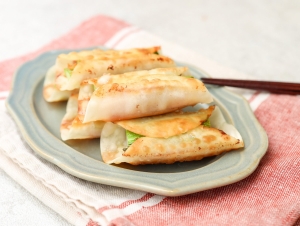 余ったらこれ！お酒がすすむ「餃子の皮×チーズ」のおつまみ