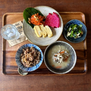 子どもの学校の忘れ物の話と豚汁と卵焼きの和定食で朝ごはん