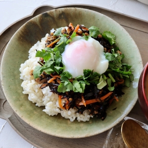 ご飯にのせてモリモリ食べたい！旨味たっぷり「ピリ辛そぼろひじき」