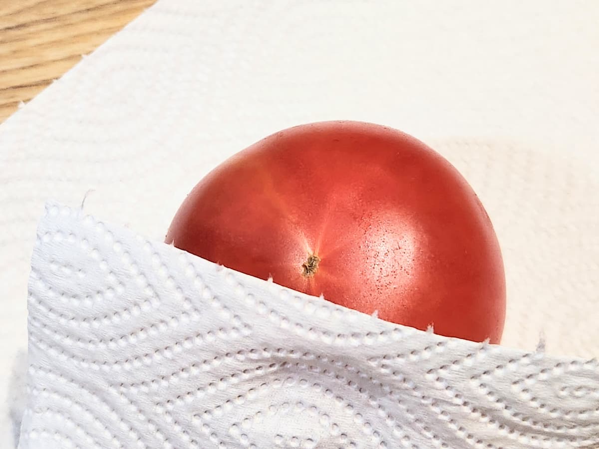 トマトをペーパーに包む　青髪のテツ