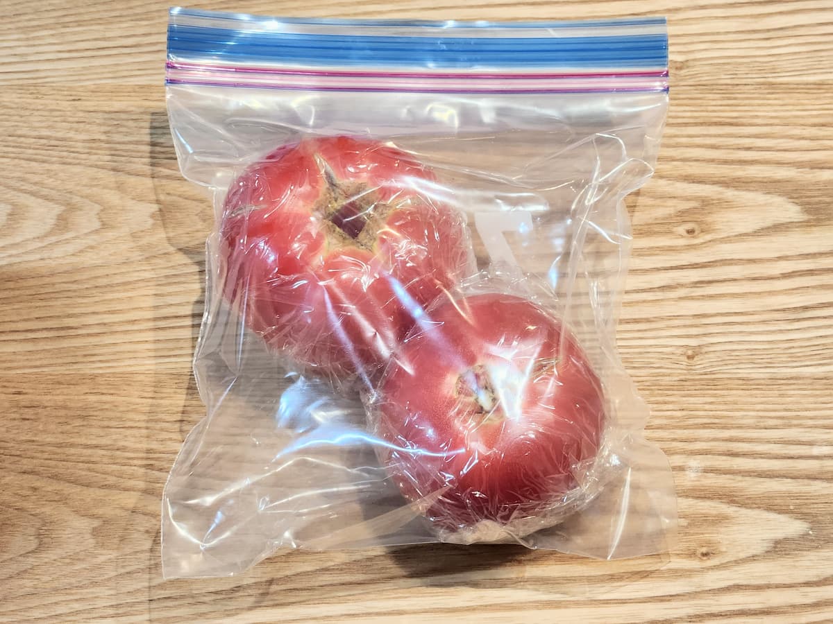 トマトを保存袋にいれる　青髪のテツ
