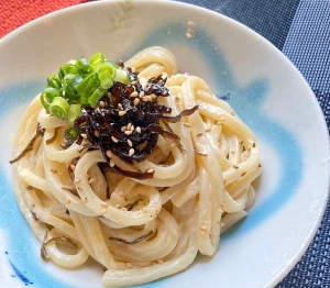 チンして混ぜるだけ♪マヨネーズを使った「コクうまうどん」