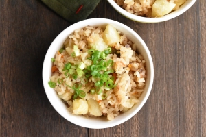 新じゃがとさばのみそ煮缶で作る♪旨味たっぷり「みそバター炊き込みご飯」