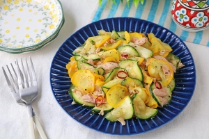 生で食べるのもおいしい♪今が旬の夏野菜で作る「ズッキーニのツナマリネ」