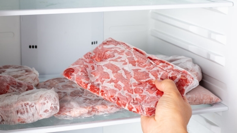 冷凍肉を冷蔵庫へ