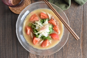 冷や汁風のスープがおいしい！火を使わず簡単に作れる「ツナ缶の冷やしうどん」