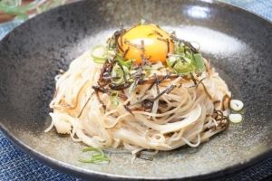 旨みたっぷり！夏のランチにおすすめ「塩昆布入りそうめん」