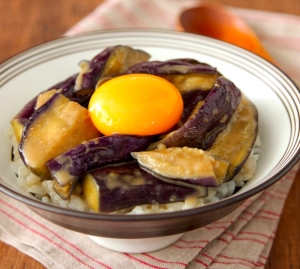 じゅわっとおいしい♪ご飯がすすむ「なすのどんぶりもの」