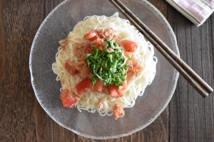 夏休みのランチにぴったり！「ツナ缶とトマトのごまだく和えそうめん」