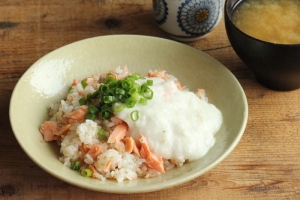 魚が食べたくなったら！ランチにもおすすめ「鮭丼」レシピ