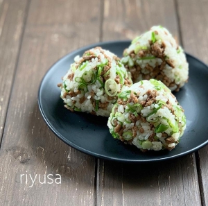 ひき肉入りで旨味たっぷり！パクパク食べちゃう「大満足おにぎり」