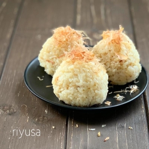 身近な材料でぱぱっとできる！riyusaさんの「簡単おにぎり」レシピ