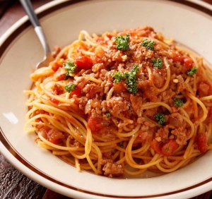 電子レンジで完成！忙しいときでもパパッと作れる簡単「トマトパスタ」