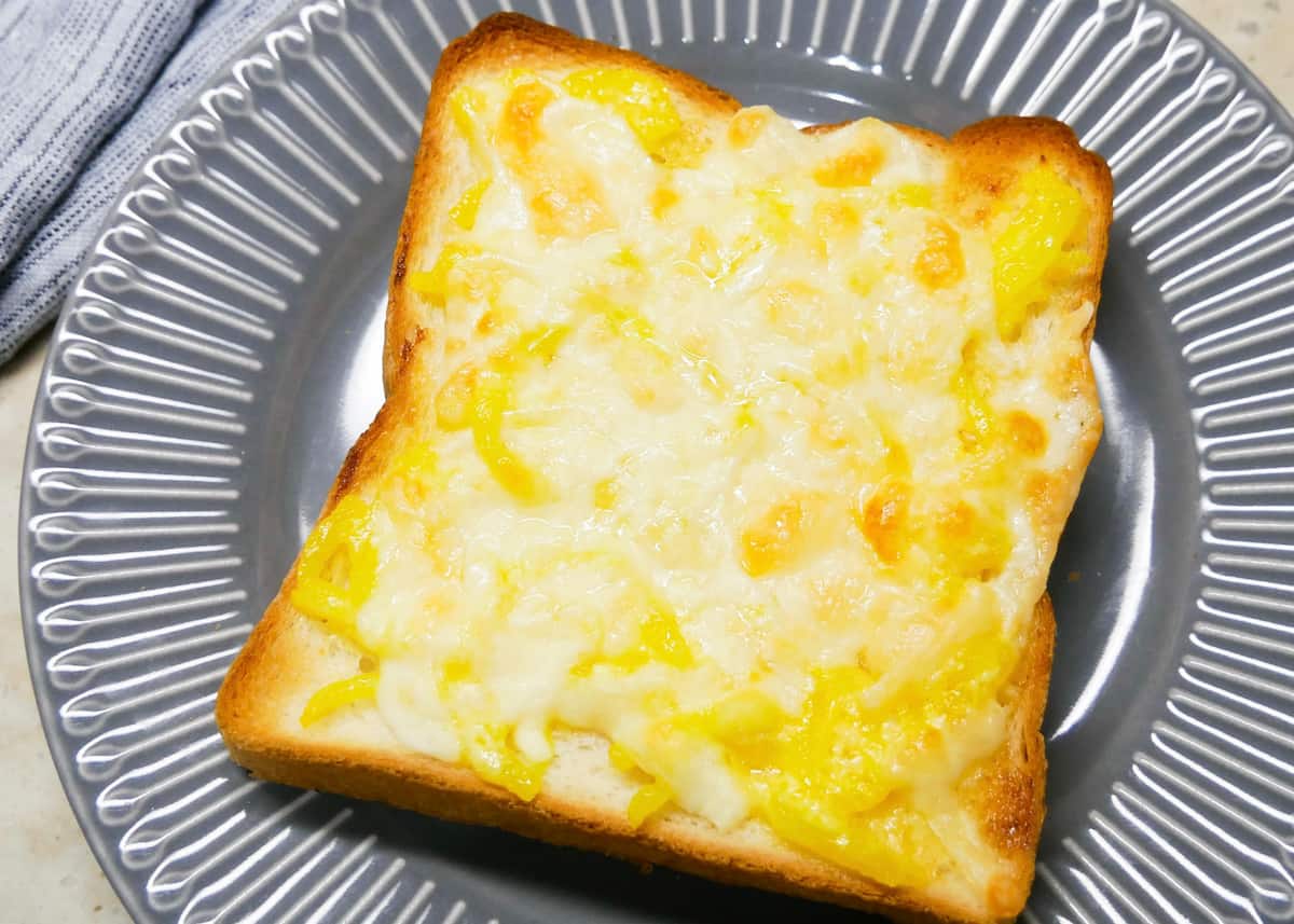 超簡単な食パンアレンジ！「たくマヨチーズトースト」の作り方