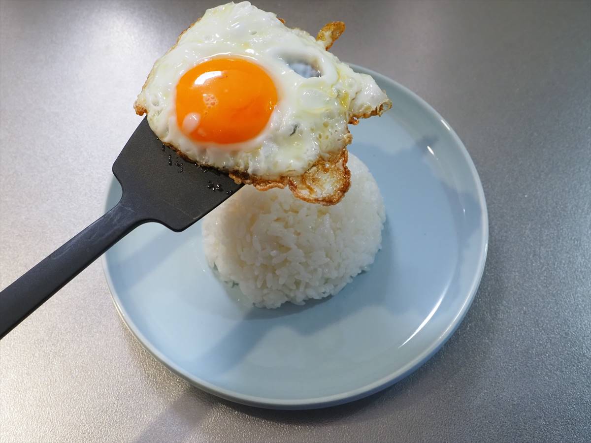 「鶏ハムと目玉焼きのワンプレート朝ごはん」レシピ