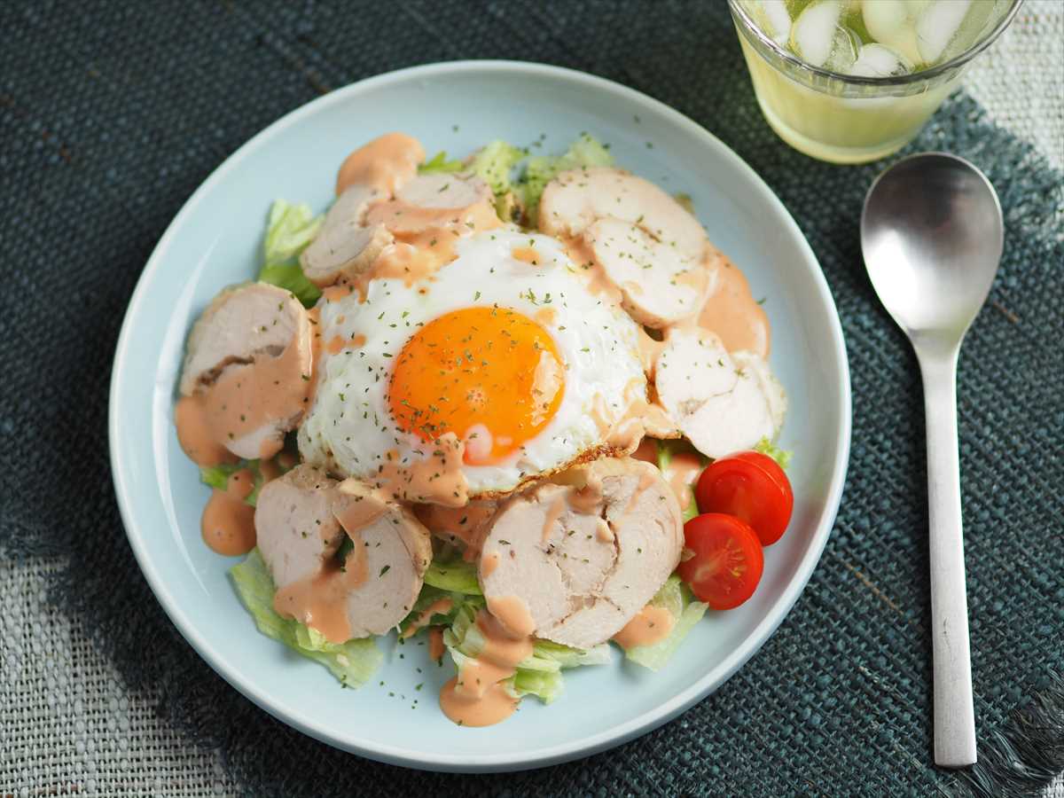 「鶏ハムと目玉焼きのワンプレート朝ごはん」レシピ