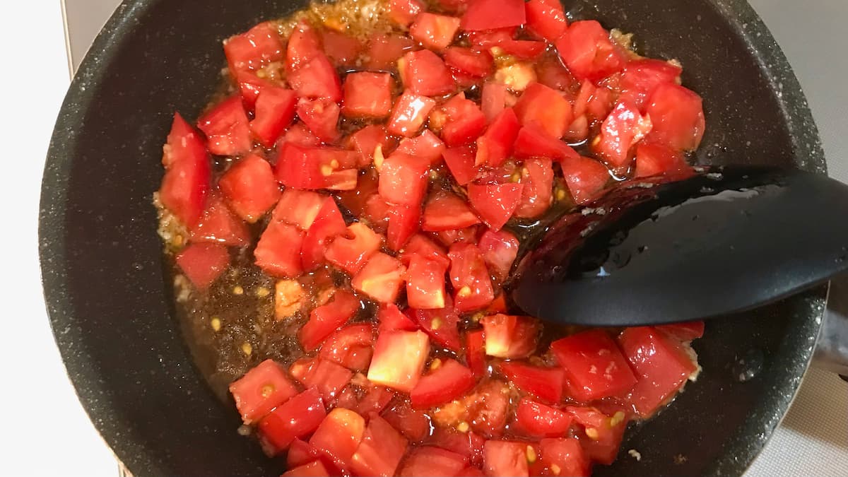 トマトソースを作る　まいのおやつ　サクサクむね肉のトマトソースがけ