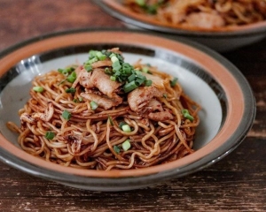 がっつりおいしい！食欲そそる「豚キムチ焼きそば」5選