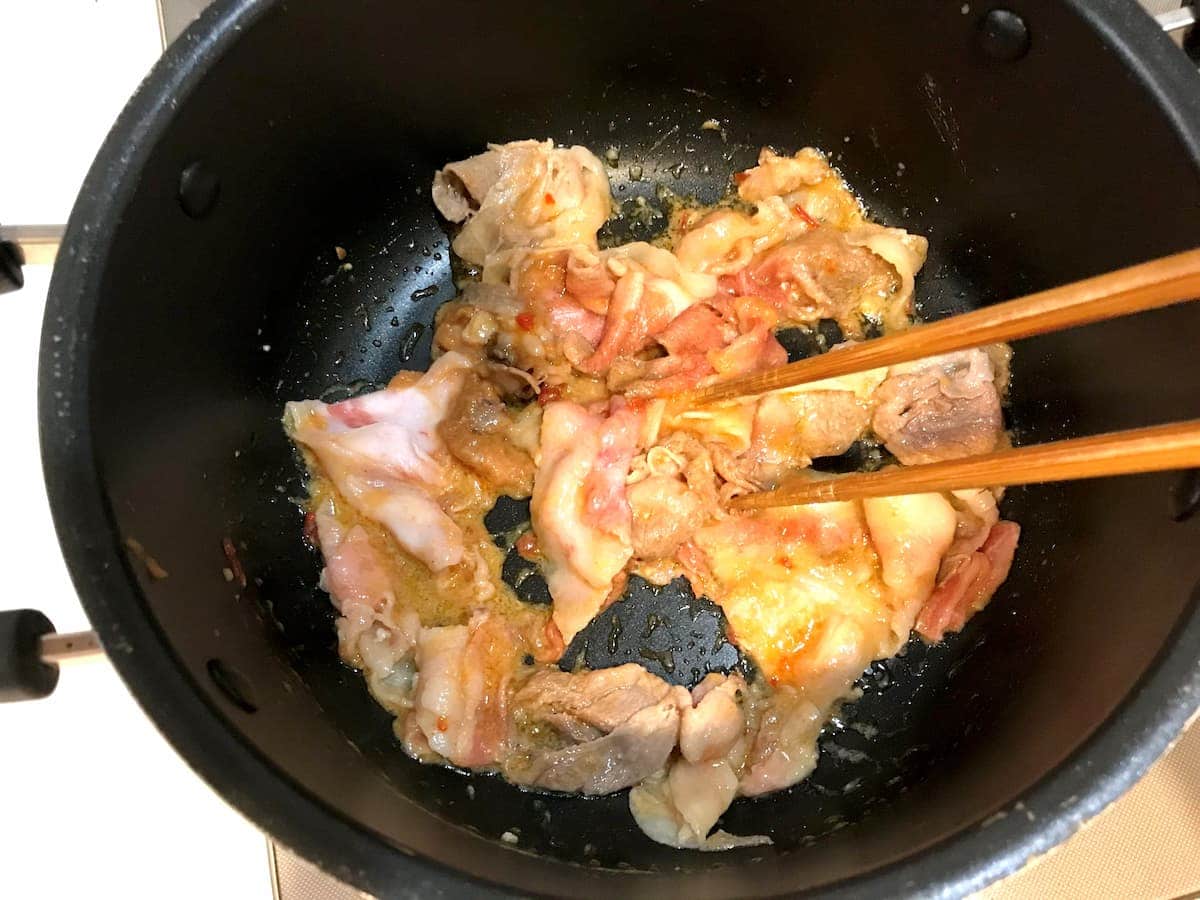 豚肉を炒める　まいのおやつ　みそラーメン風もやしスープ