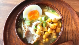 もやしを麺の代わりに♪温まりたい日にぴったりな「みそラーメン風もやしスープ」