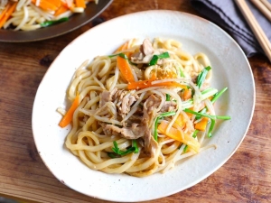 一皿で大満足！箸が止まらなくなる「豚バラ焼きうどん」