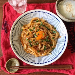 電子レンジでパパッと完成♪やみつきになる「ピリ辛うどん」