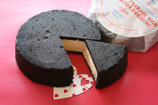 まっ黒チーズケーキ（Mサイズ）／ラ・ファミーユ