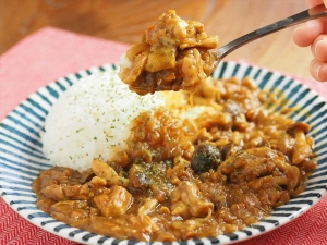 一人分を作るならレンジが手軽！「たっぷりチキンのスパイシーカレー」