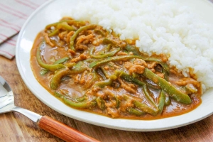 電子レンジでお手軽♪忙しい日にもおすすめな「豚ひき肉のカレー」