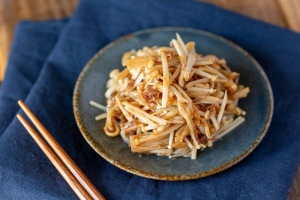 少ない食材で完成♪電子レンジで作れる「えのき」の簡単おかず