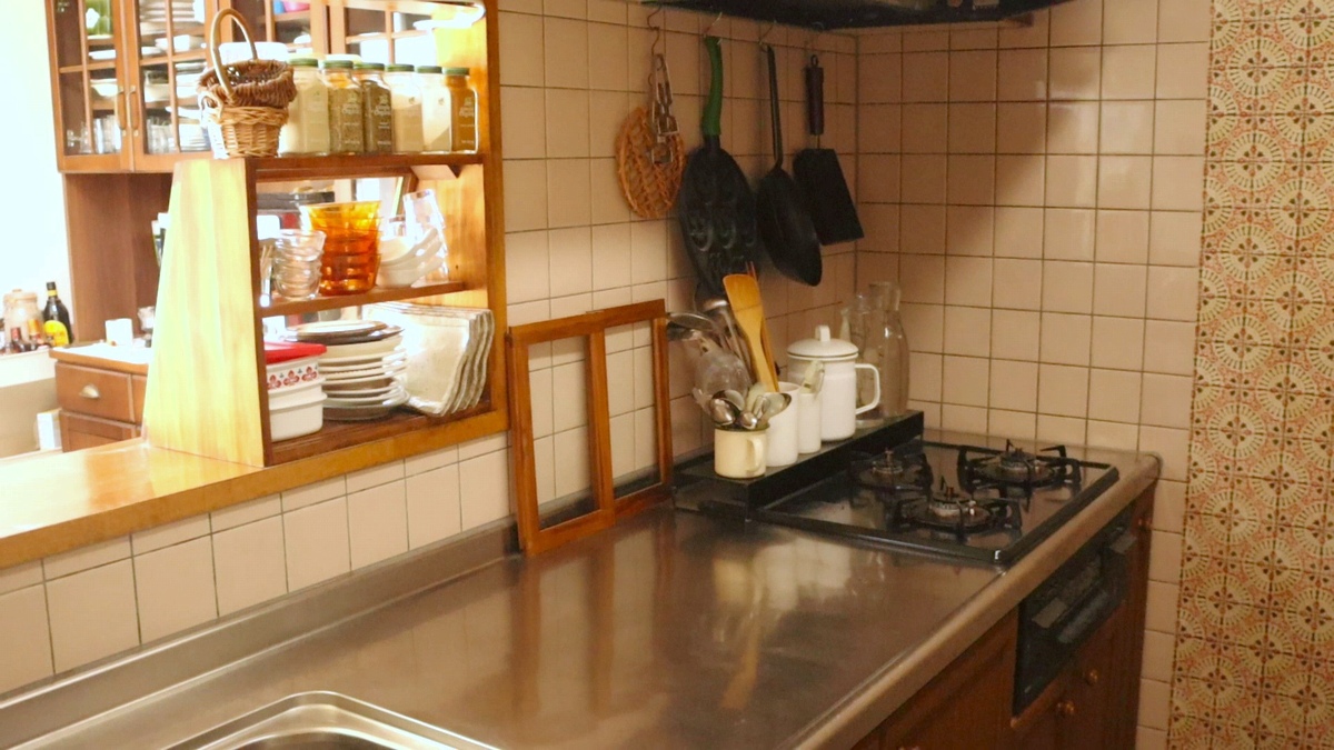 壁紙シートの“ちょこっとDIY”とオープン収納で私好みに。梅子さんのキッチン
