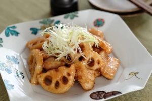 ご飯がすすむ！「鶏肉とれんこんの黒酢炒め」