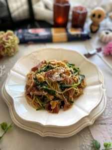 パーティーやおもてなしにも♪「生ハムとほうれん草」のパスタ