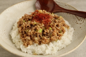 ワンボウルで大満足！電子レンジで作るお手軽「豚ひき肉丼」