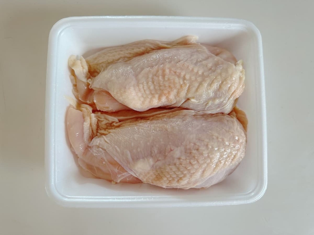 鶏むね肉をしっとりやわらかく焼く方法　皮を広げた状態