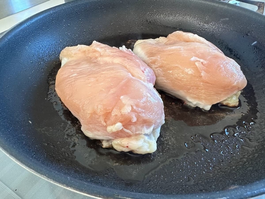 鶏むね肉をしっとりやわらかく焼く方法　お肉皮目からを焼く