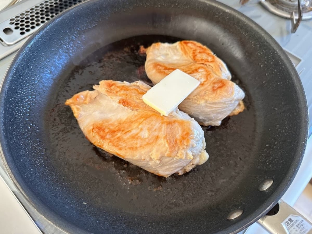 鶏むね肉をしっとりやわらかく焼く方法　バターをのせて溶かす
