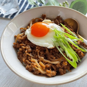 一皿で大満足！旨味がたっぷりな「合いびき肉」のご飯もの