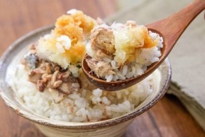 忙しい日にぴったり♪15分以下でパパっと作れる「さば缶丼」